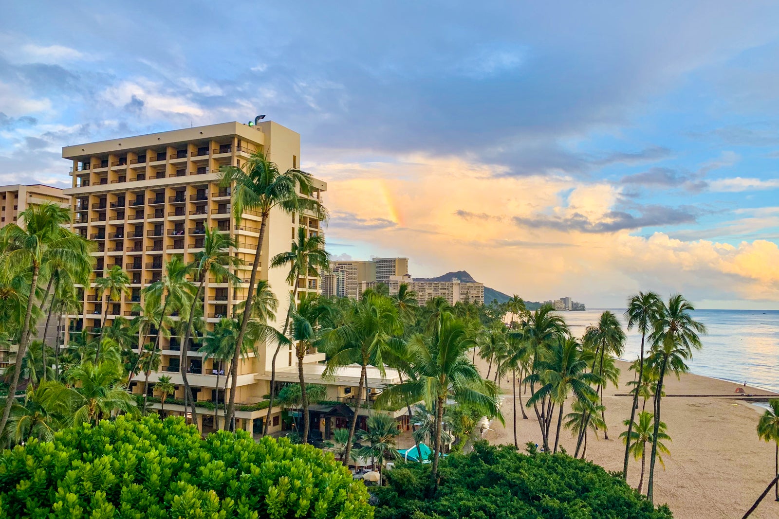 hilton hawaiian village hotel strike disrupts guests vacations