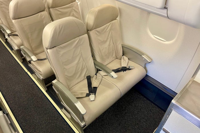 First Look And Where To Sit When Flying Breeze Airways Embraer 195