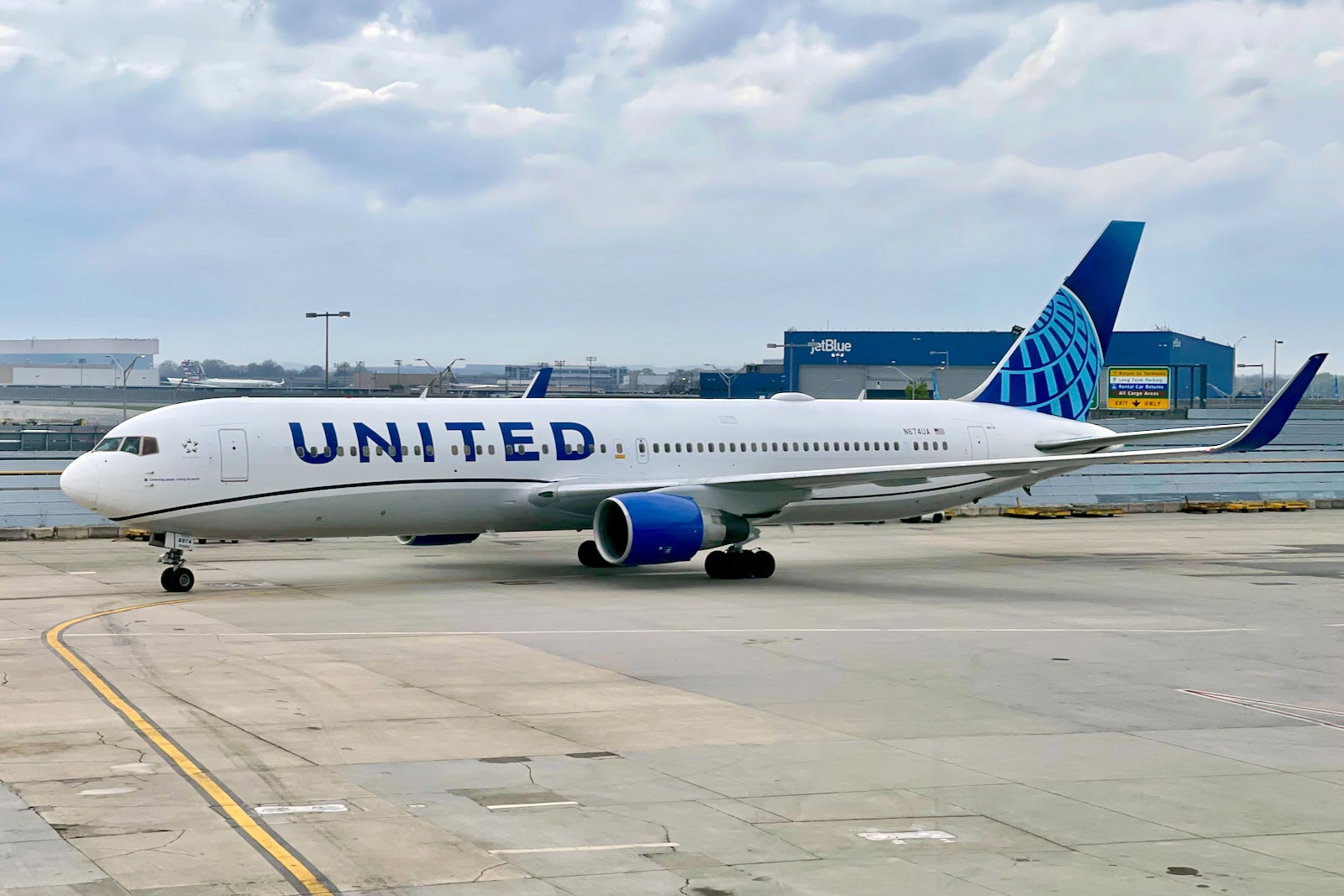 United removes its posh Boeing 767 from JFK, upends New York strategy