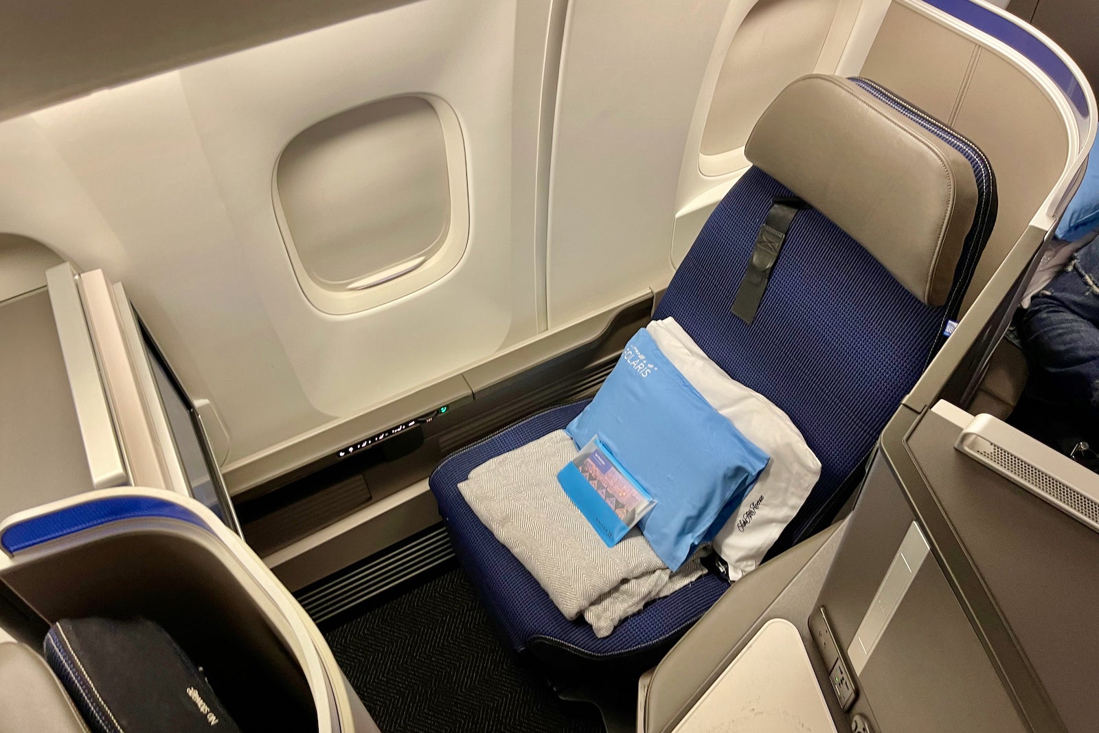 Review: United's newest flagship routes between New York-JFK and LAX ...