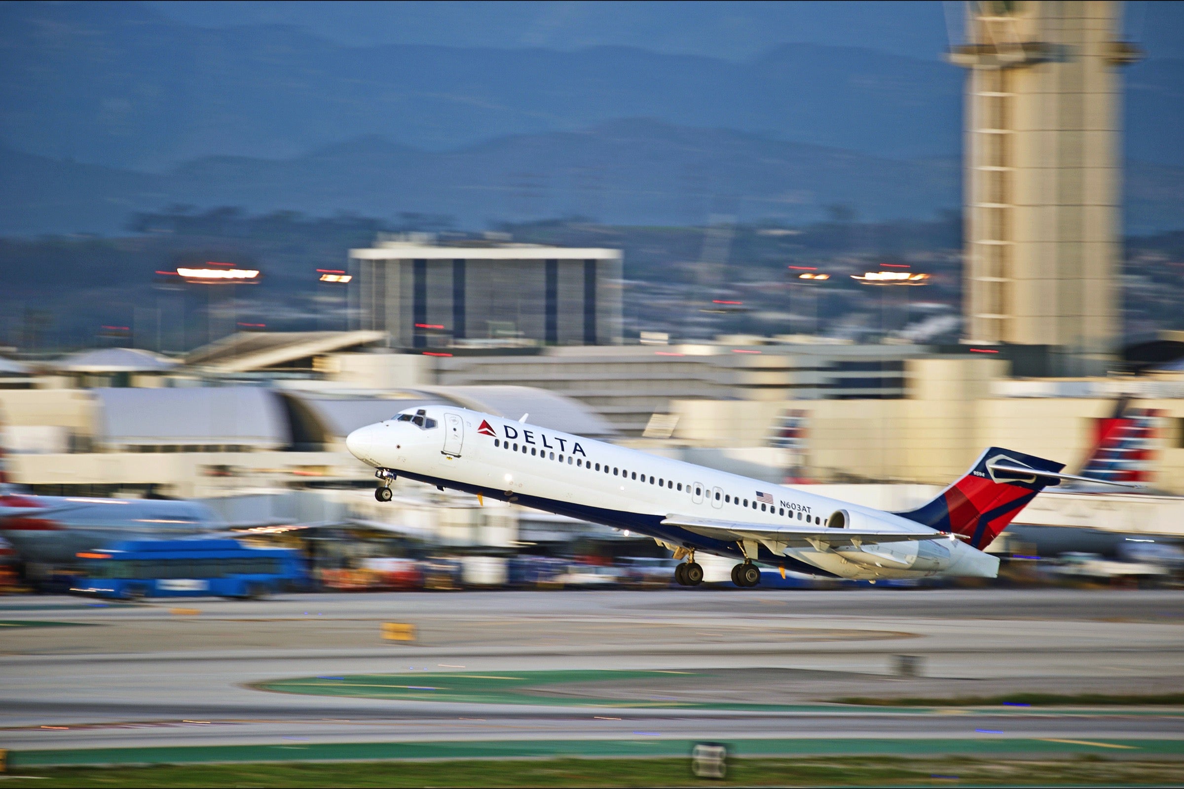 Delta 717 taking off at LAX airport