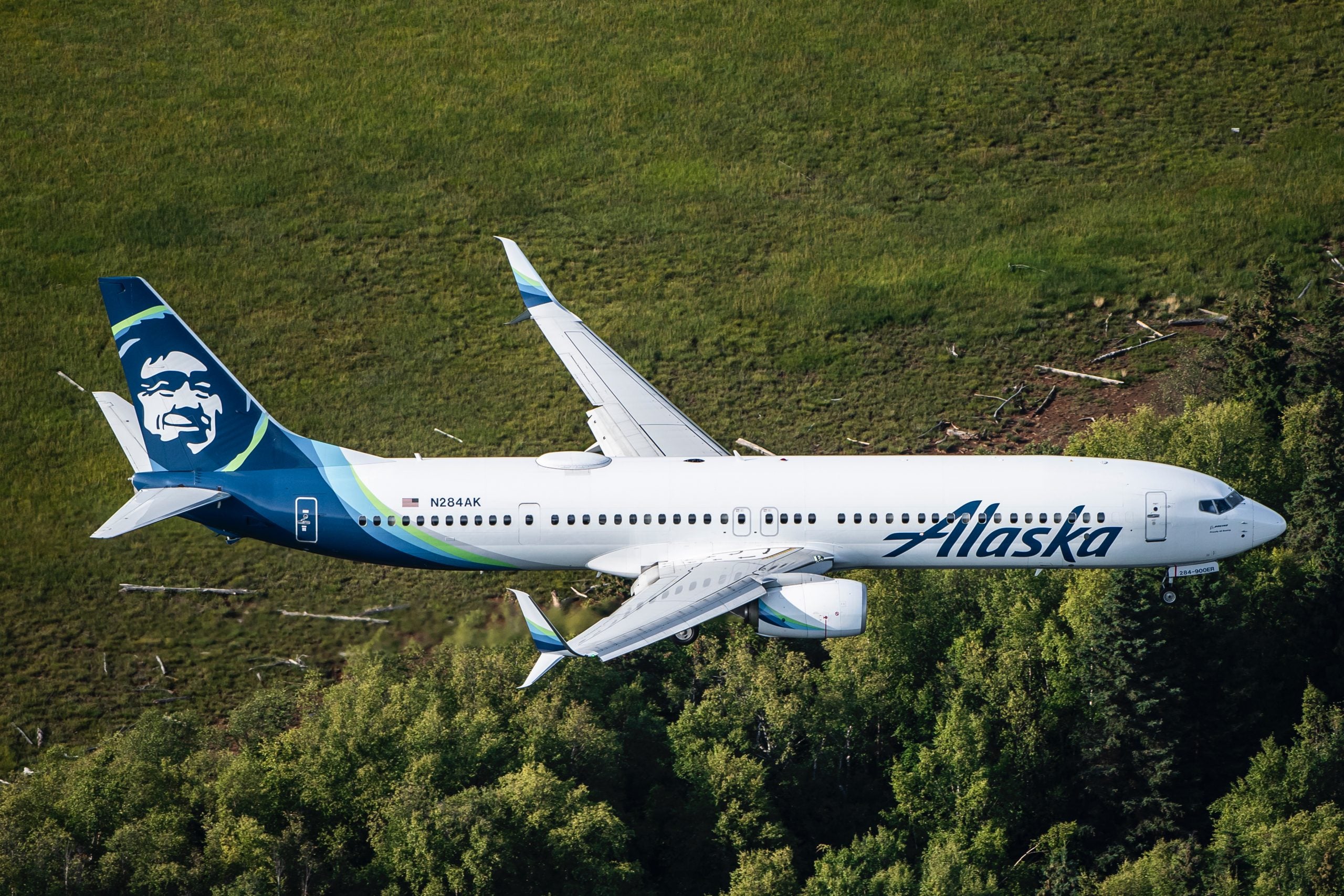 Alaska Airlines 737 landing Anchorage