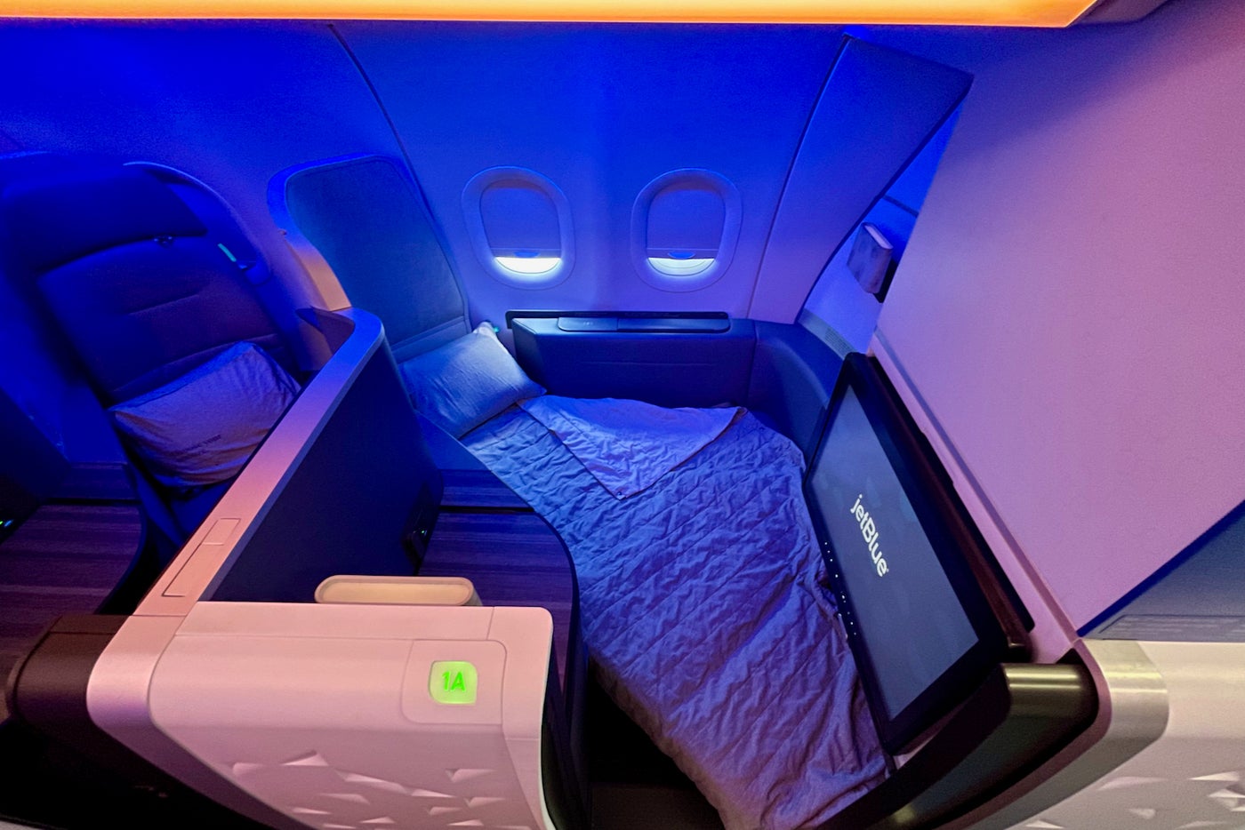 Review JetBlue's new transcon champ, Mint studio business class