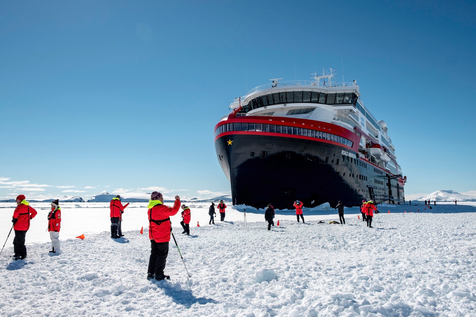 how many cruise ships have sunk in antarctica