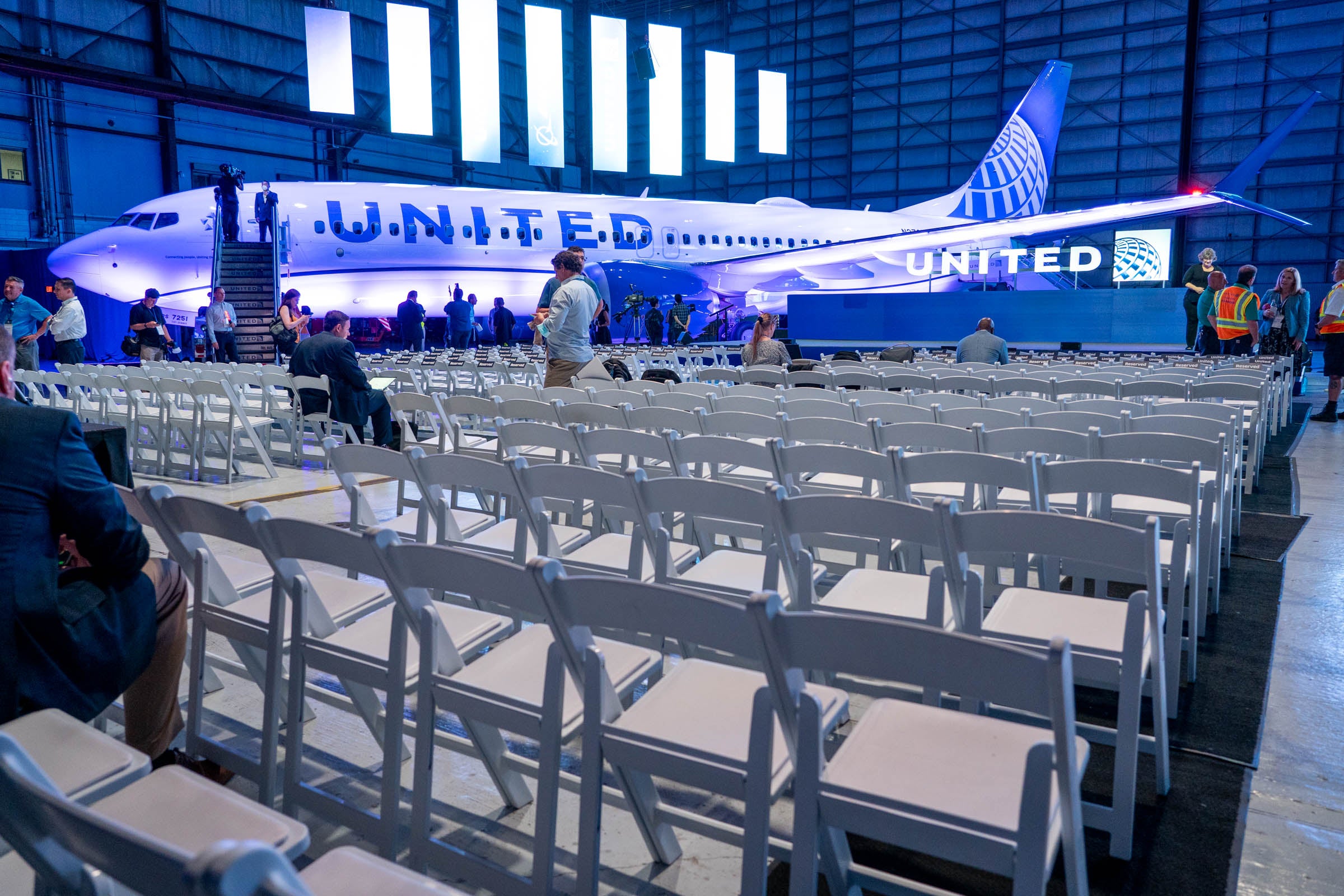 United 737 Max 8 New Interior Next IFE Media Tour-2