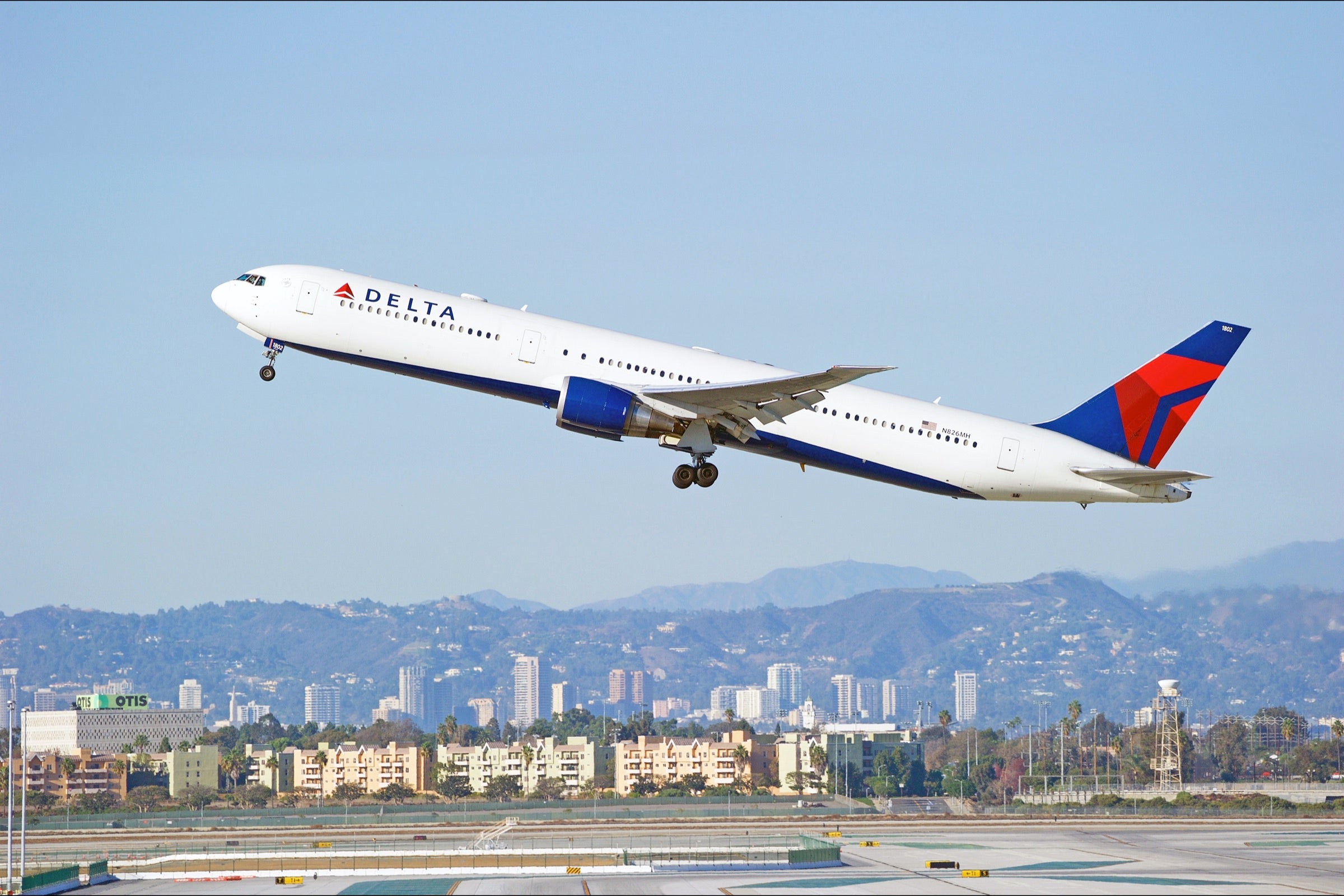 Delta 767 taking off in Los Angeles