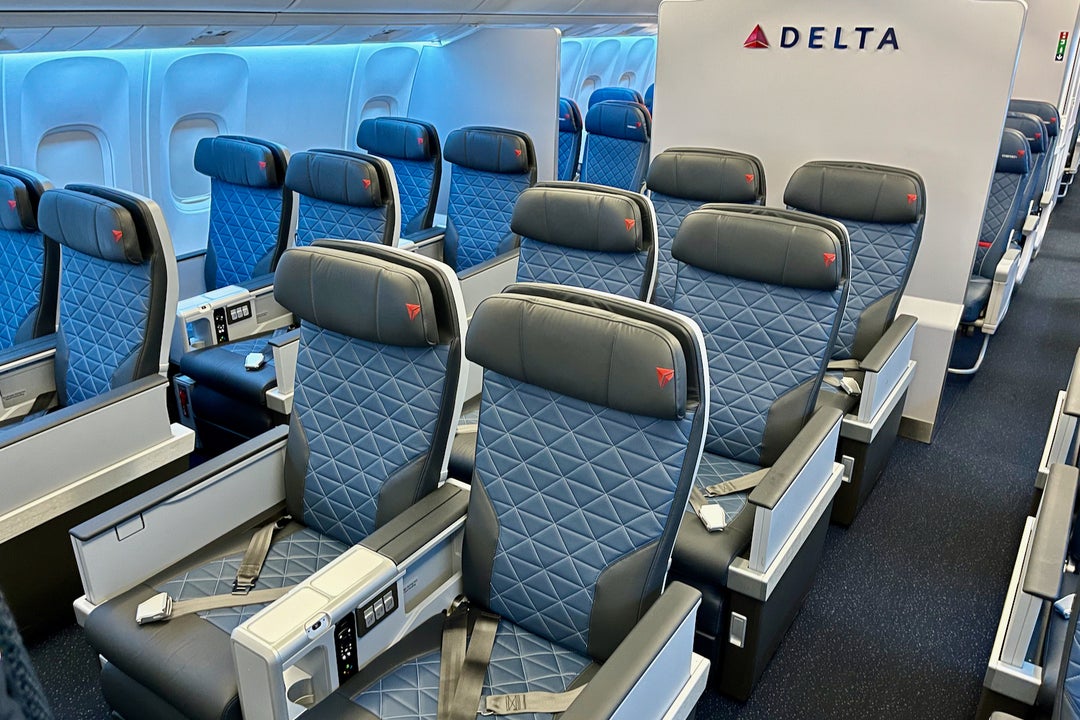 Onboard Delta's first retrofitted Boeing 767 with snazzy new cabins ...