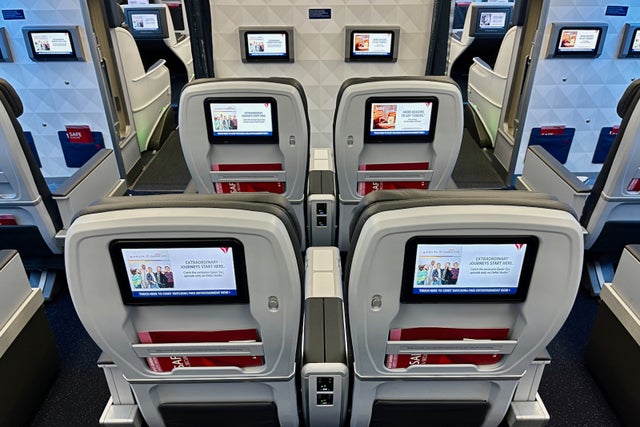 Onboard Delta's first retrofitted Boeing 767 with snazzy new cabins ...