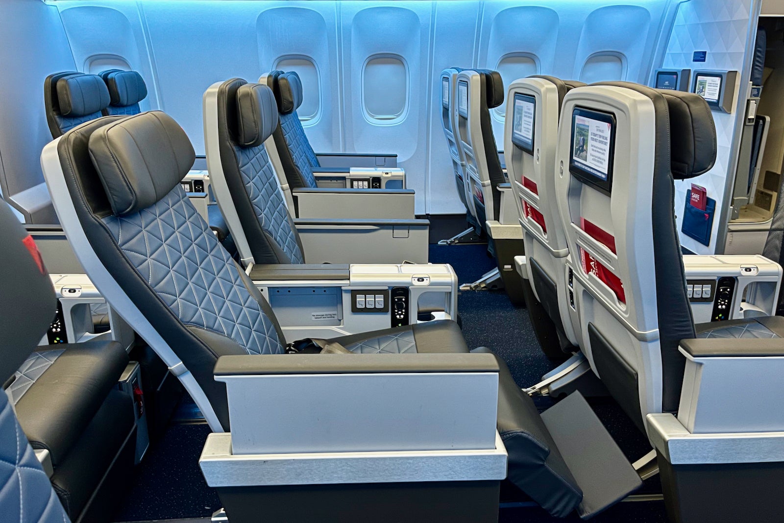 Onboard Delta's first retrofitted Boeing 767 with snazzy new cabins ...