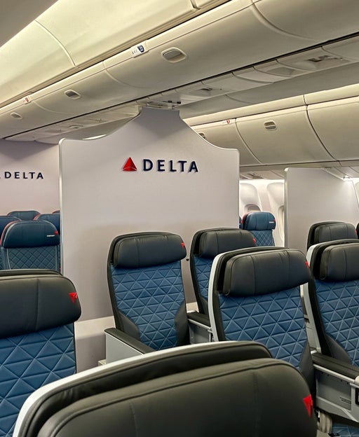 Delta debuts premium economy between New York and LA, mixed news for elites