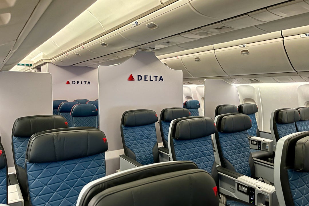 Onboard Delta's first retrofitted Boeing 767 with snazzy new cabins ...