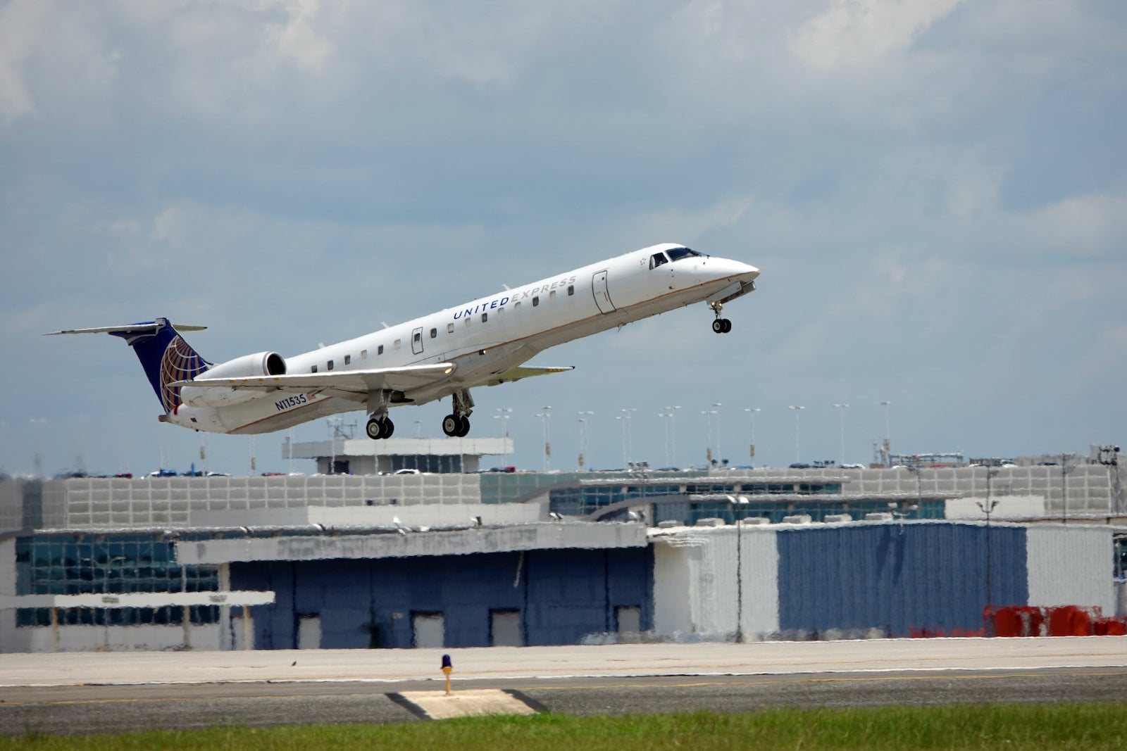 United Express carrier CommutAir gives its pilots a big pay increase