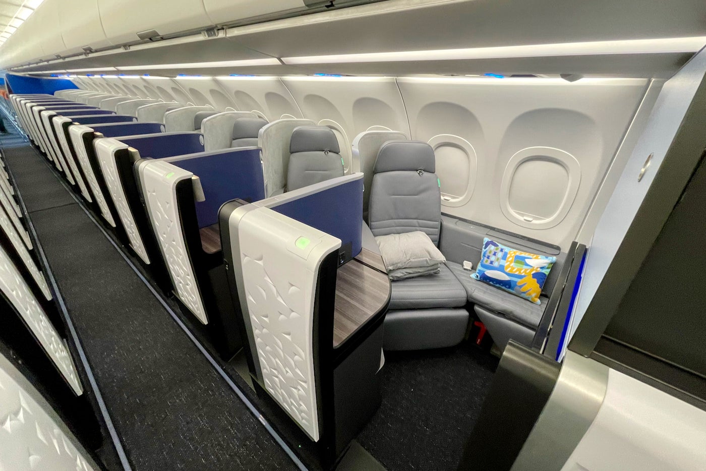 First look: How JetBlue's first A321LR stacks up against the Mint ...