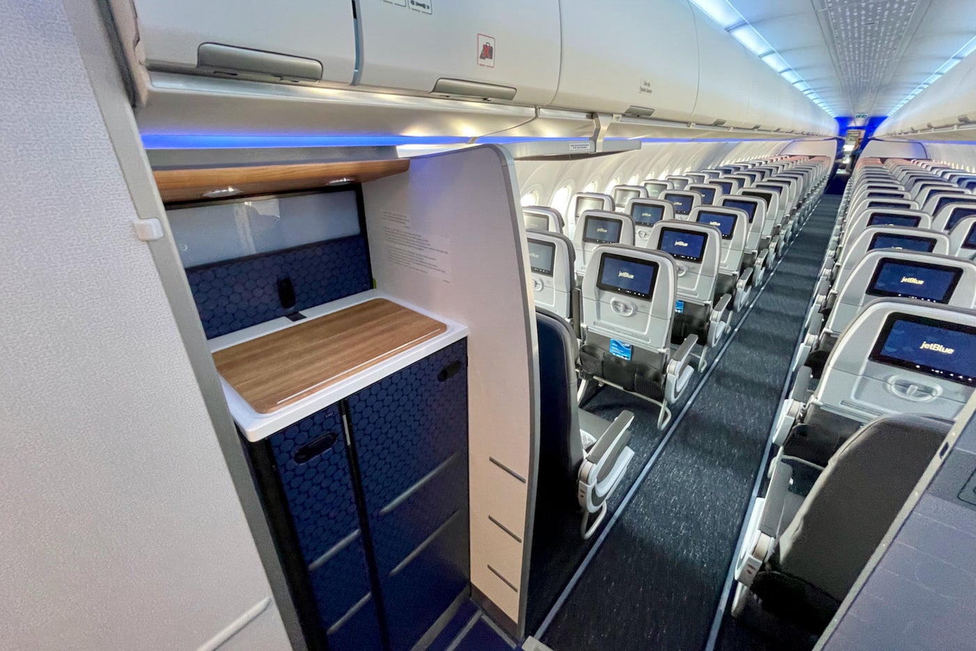 First look How JetBlue's first A321LR stacks up against the Mint
