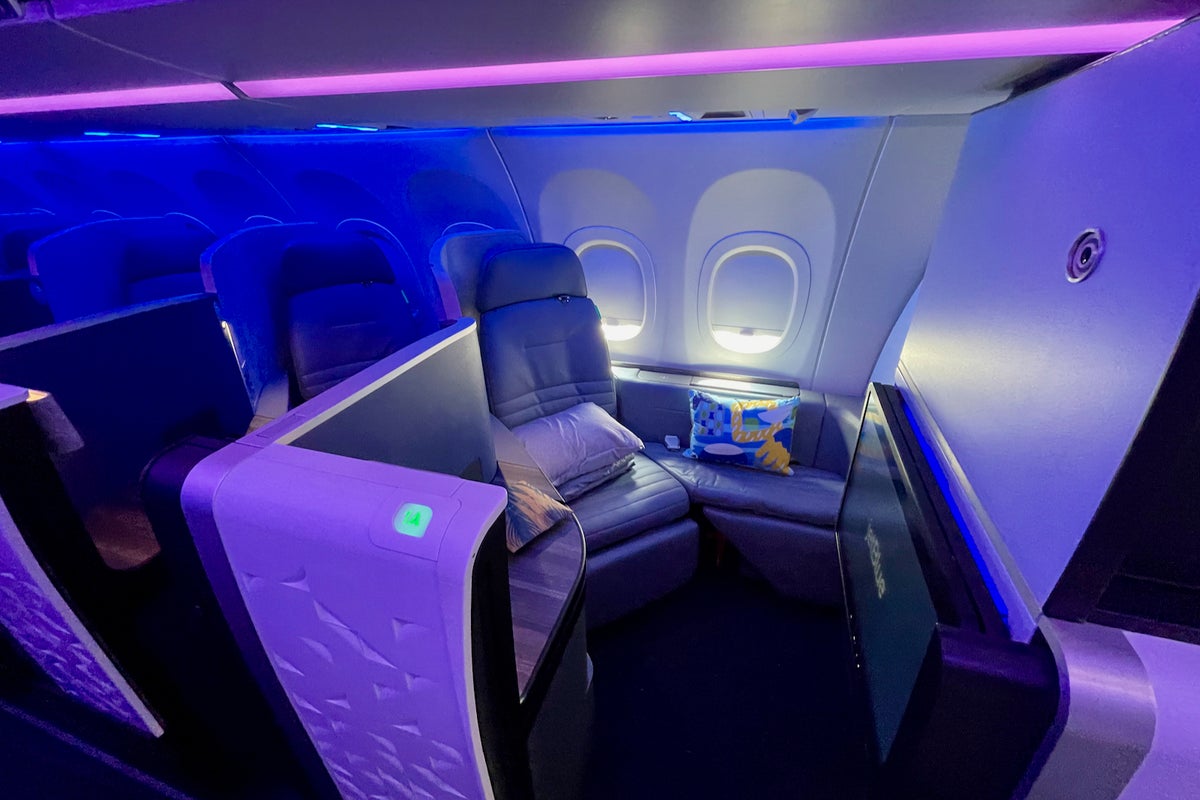 First look: How JetBlue's first A321LR stacks up against the Mint ...