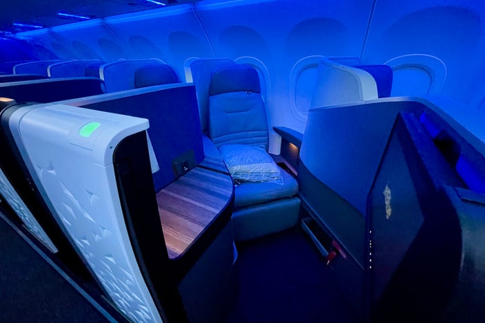 First look: How JetBlue's first A321LR stacks up against the Mint ...