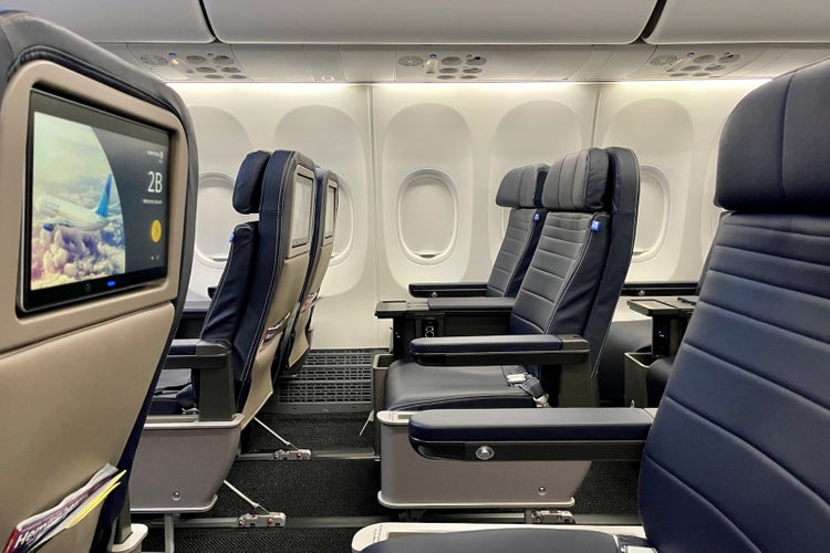 Where to sit: United’s Boeing 737 MAX 8 with the new signature interior ...