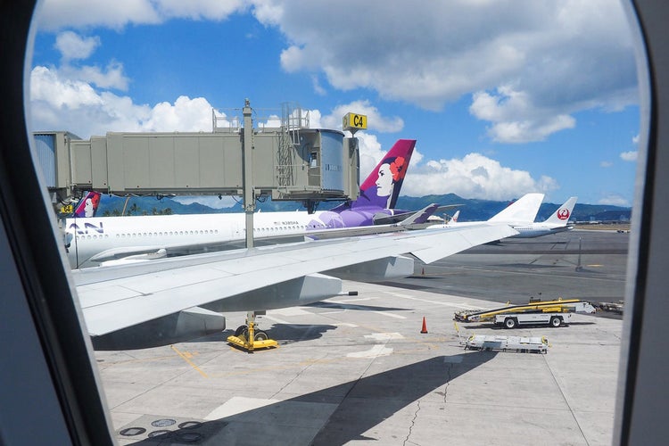 Hawaiian the latest airline to require employee vaccination