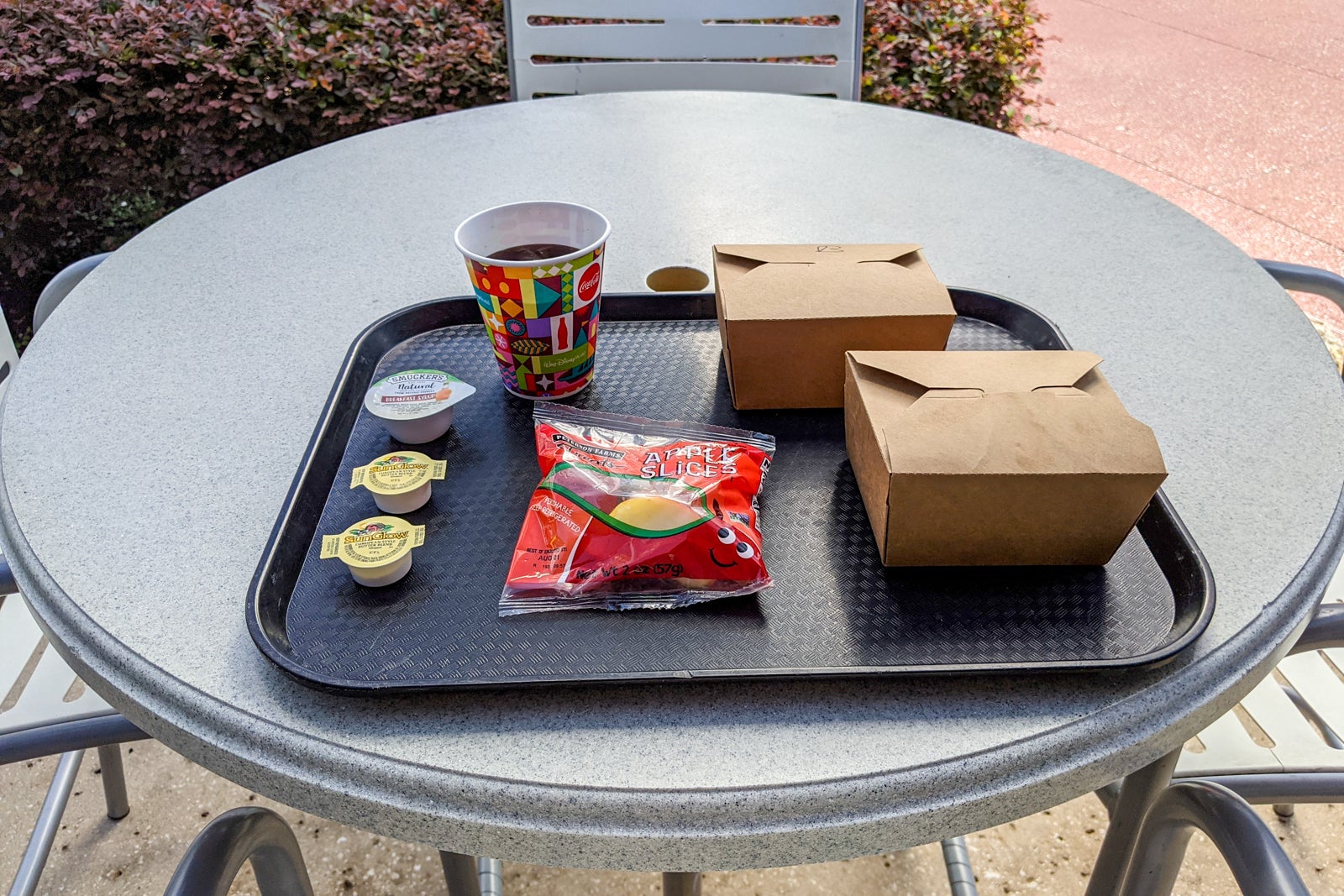 Pedido móvil en el Patio de comidas de Estreno Mundial en Disney's All-Star Movies Resort