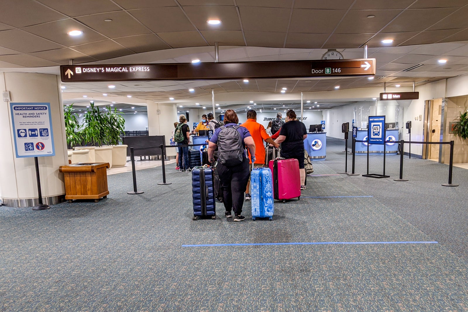 wachtrij voor Disney World' s Magical Express bus op de luchthaven