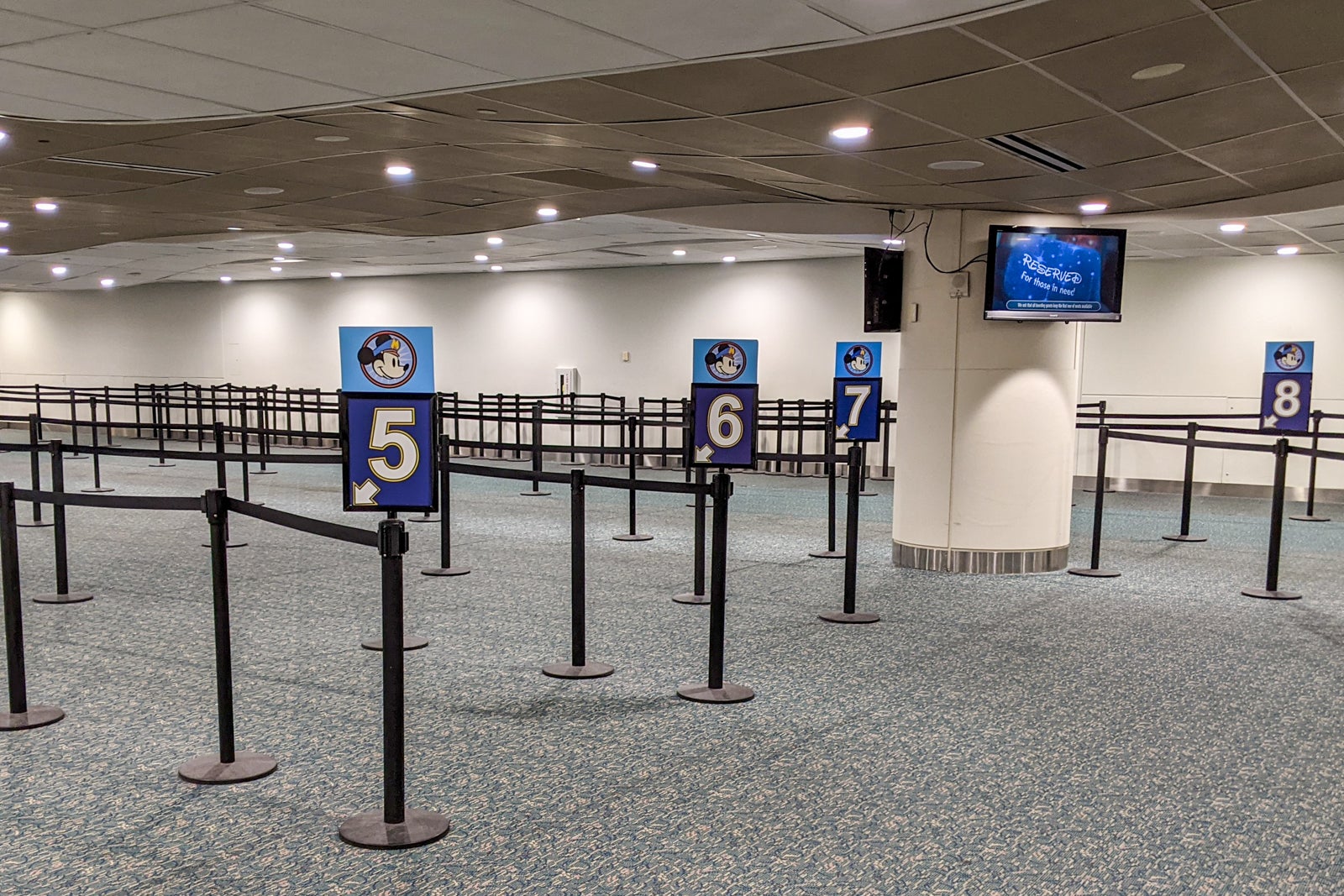  File d'attente pour Disney World Bus Express magique à l'aéroport 