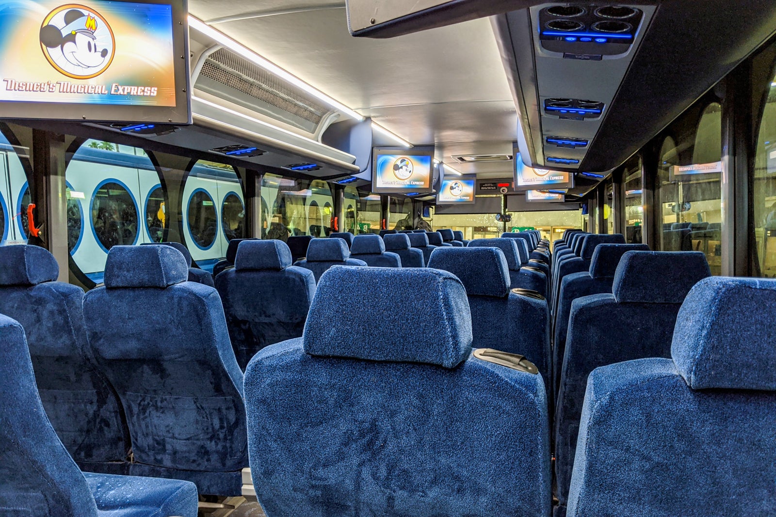 Disney World 's Magical Express bus