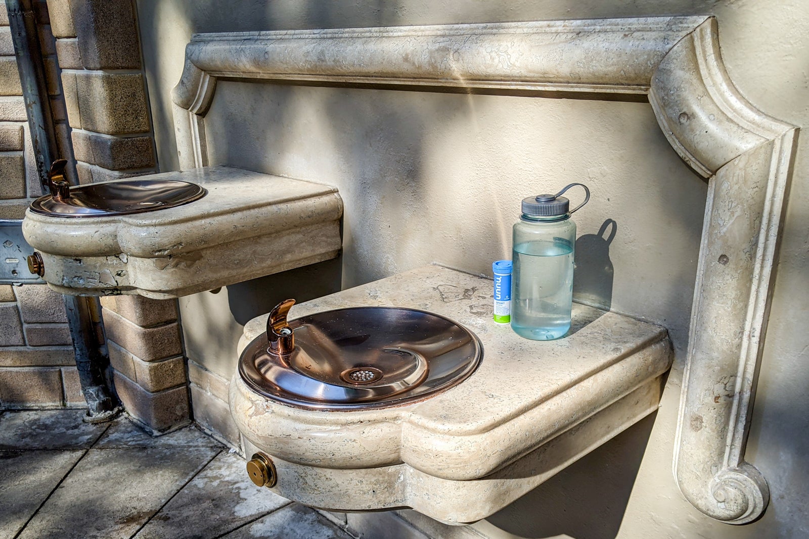 Botella de agua en una fuente de agua