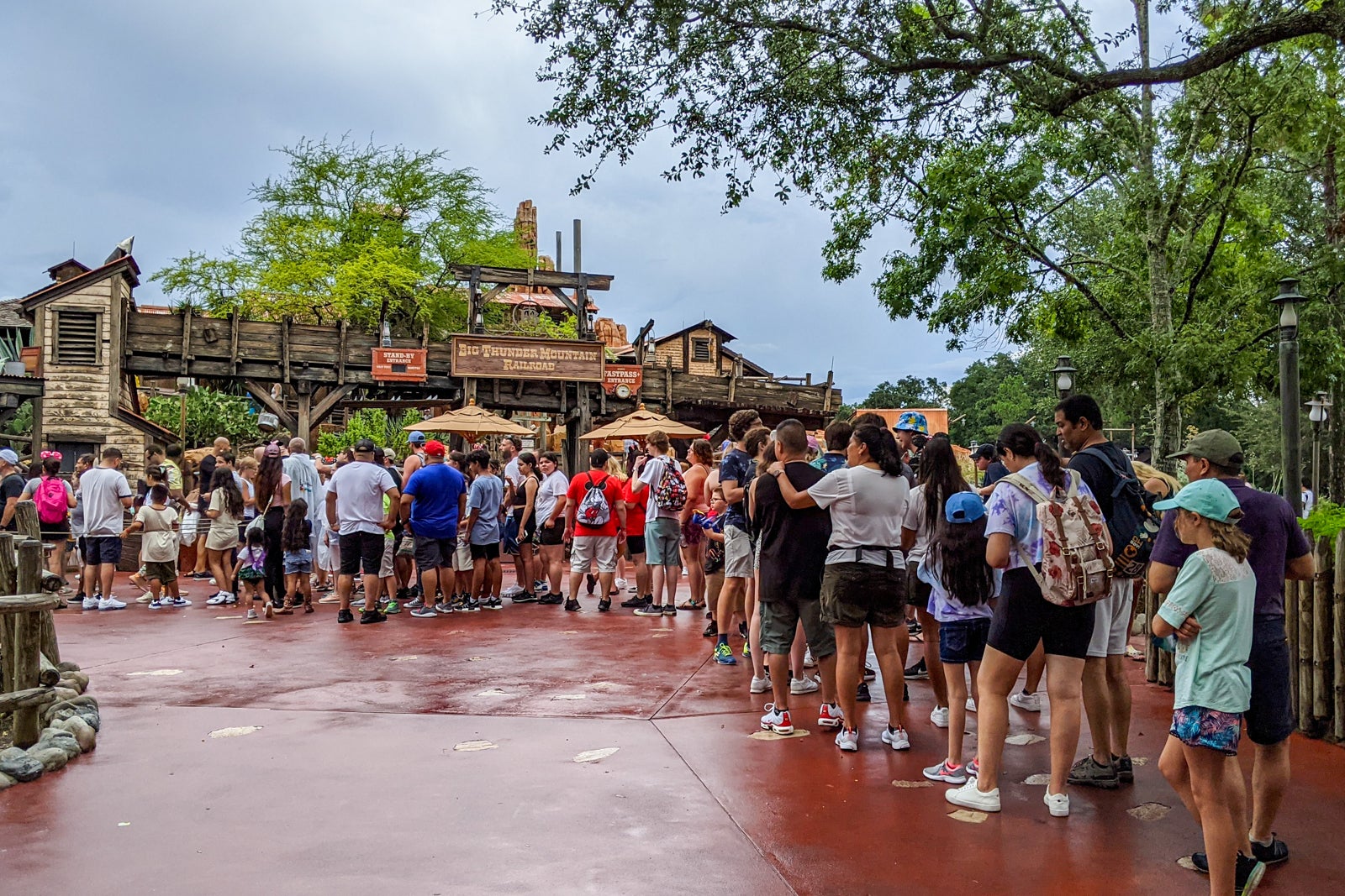 Lange rij voor Disney 's Big Thunder Mountain Railroad