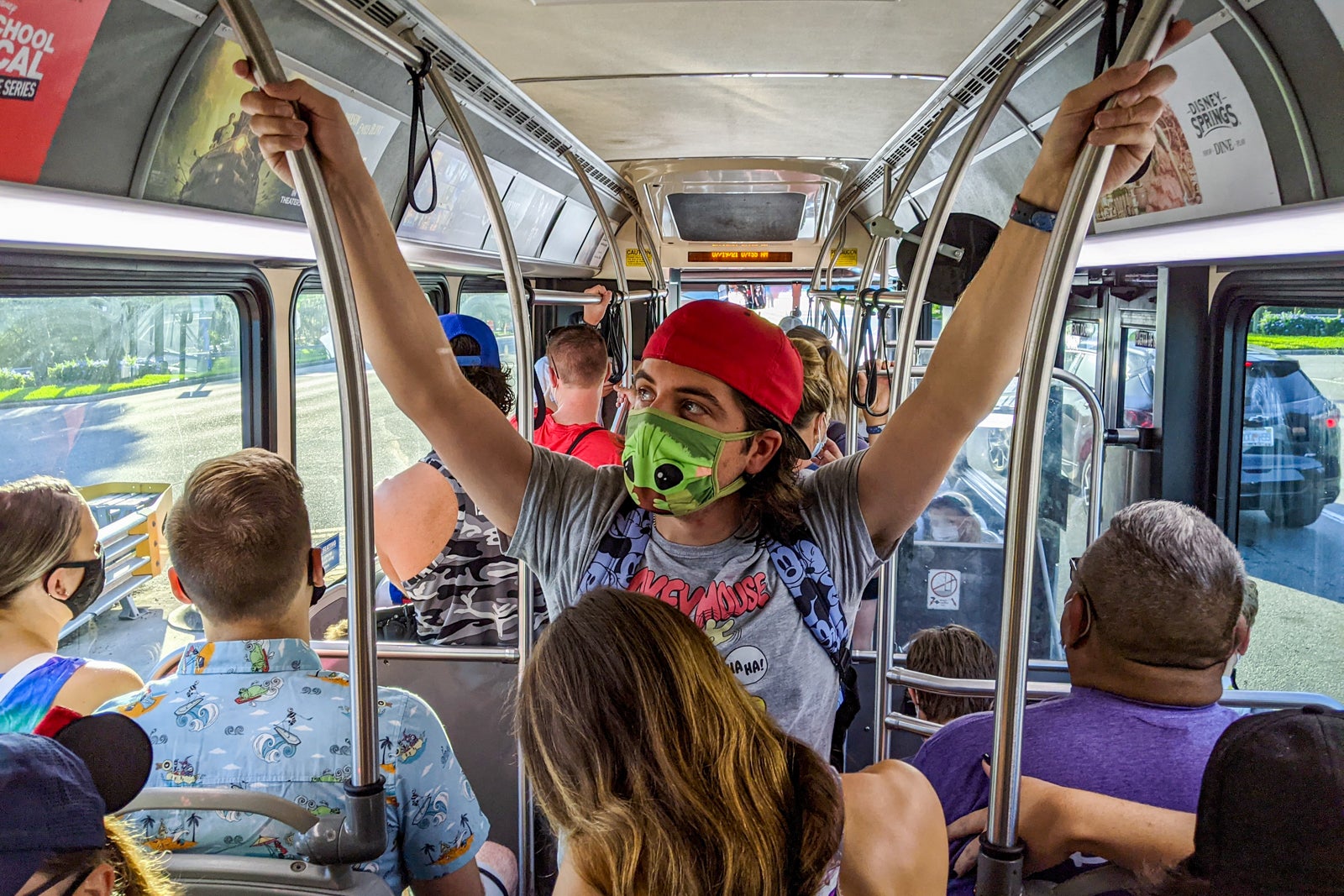 Un autobus Disney con solo posti in piedi