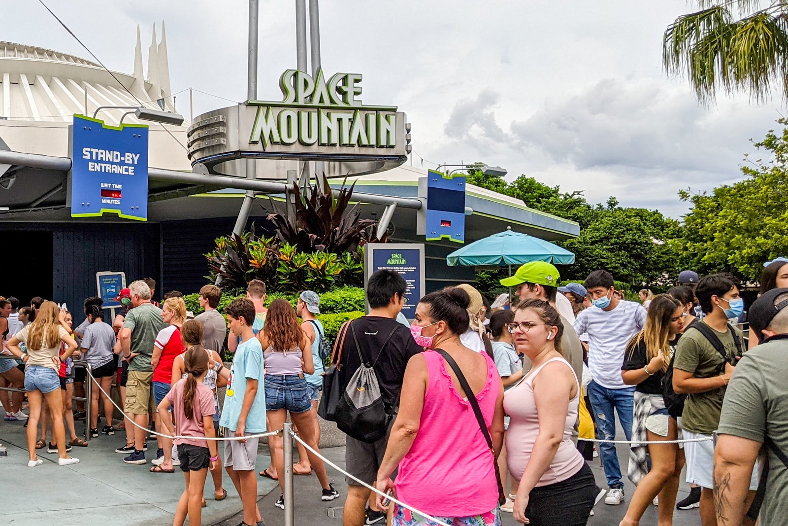 linie pentru Space Mountain