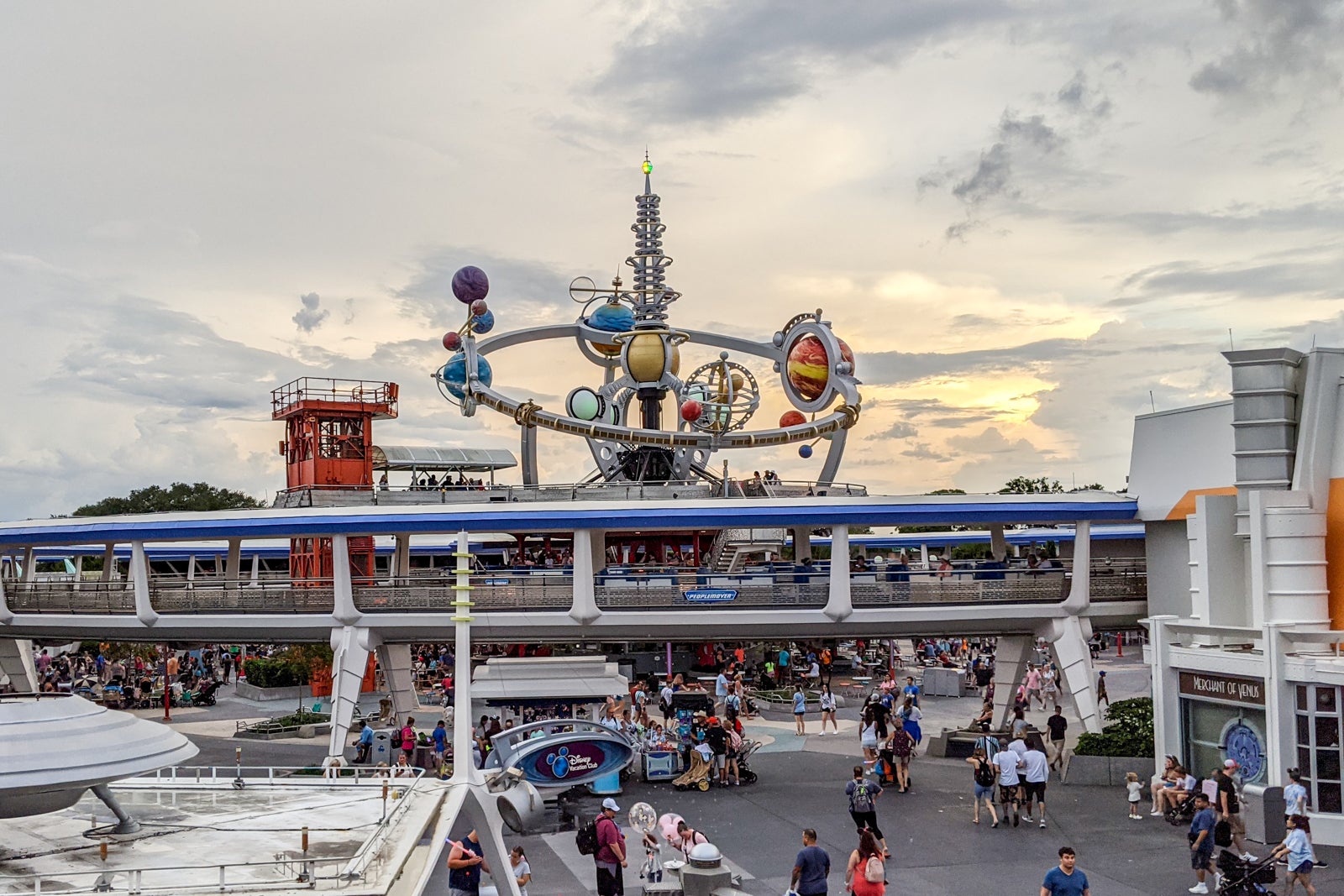 widoki z Tomorrowland Transit Authority PeopleMover