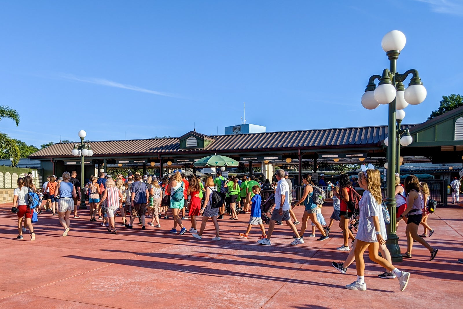 os Hóspedes a caminhar para a Disney Magic Kingdom segurança