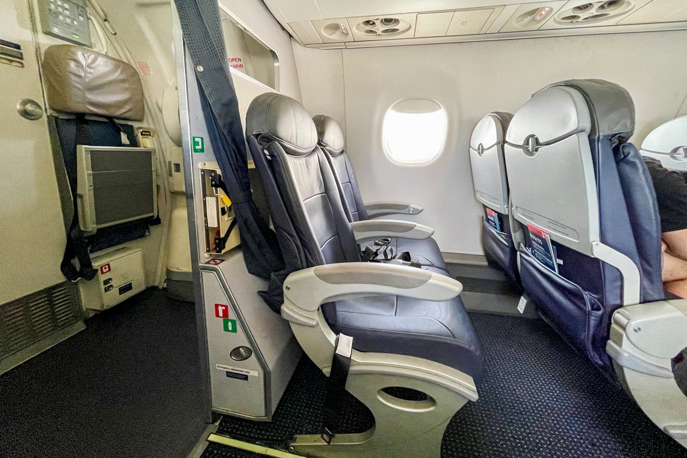 Reviewing the worst seats to fly in America - The Points Guy