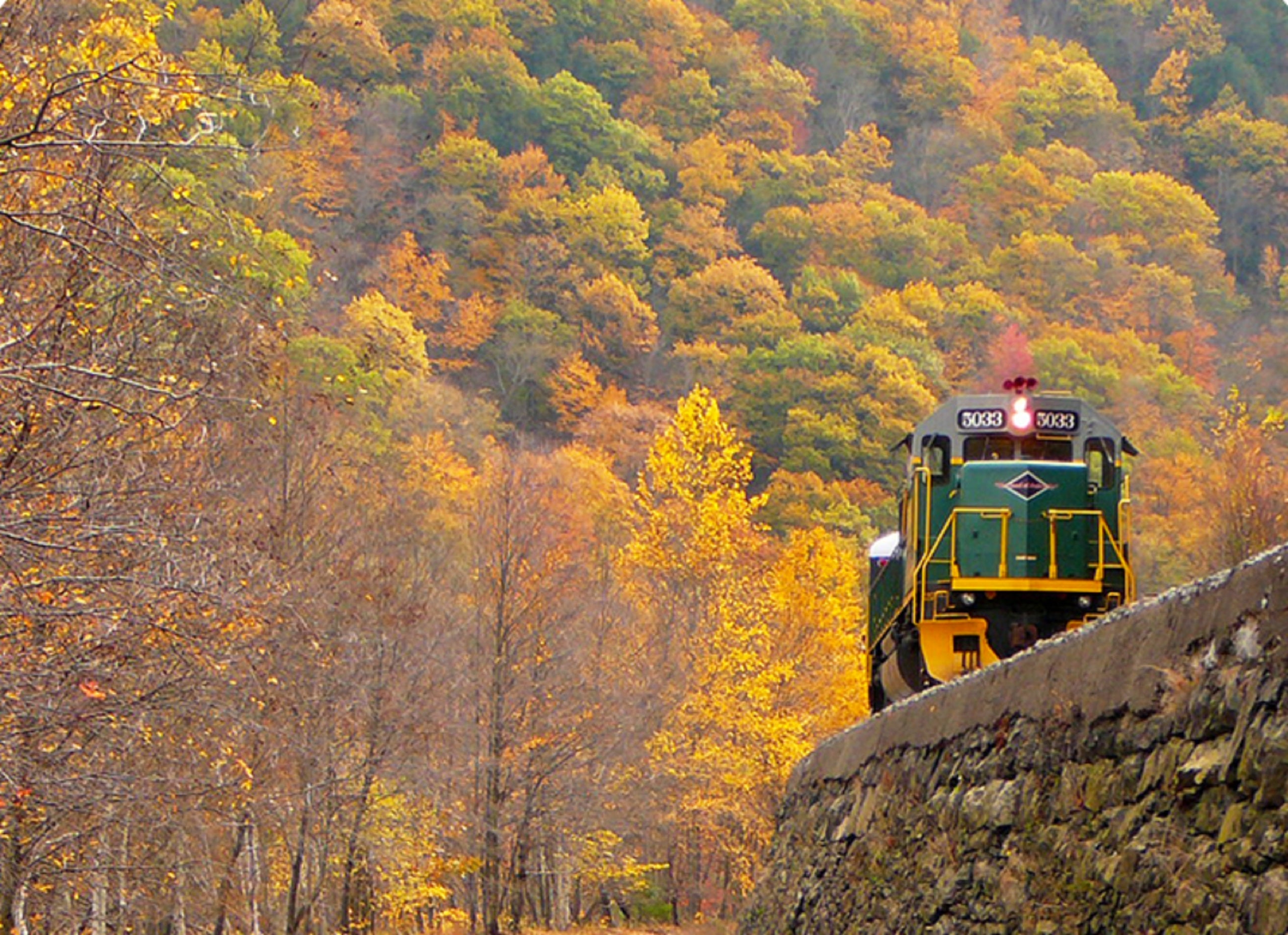 10 Scenic Train Rides That Are Perfect For US Leaf Peeping   2jtfoliagetrain 