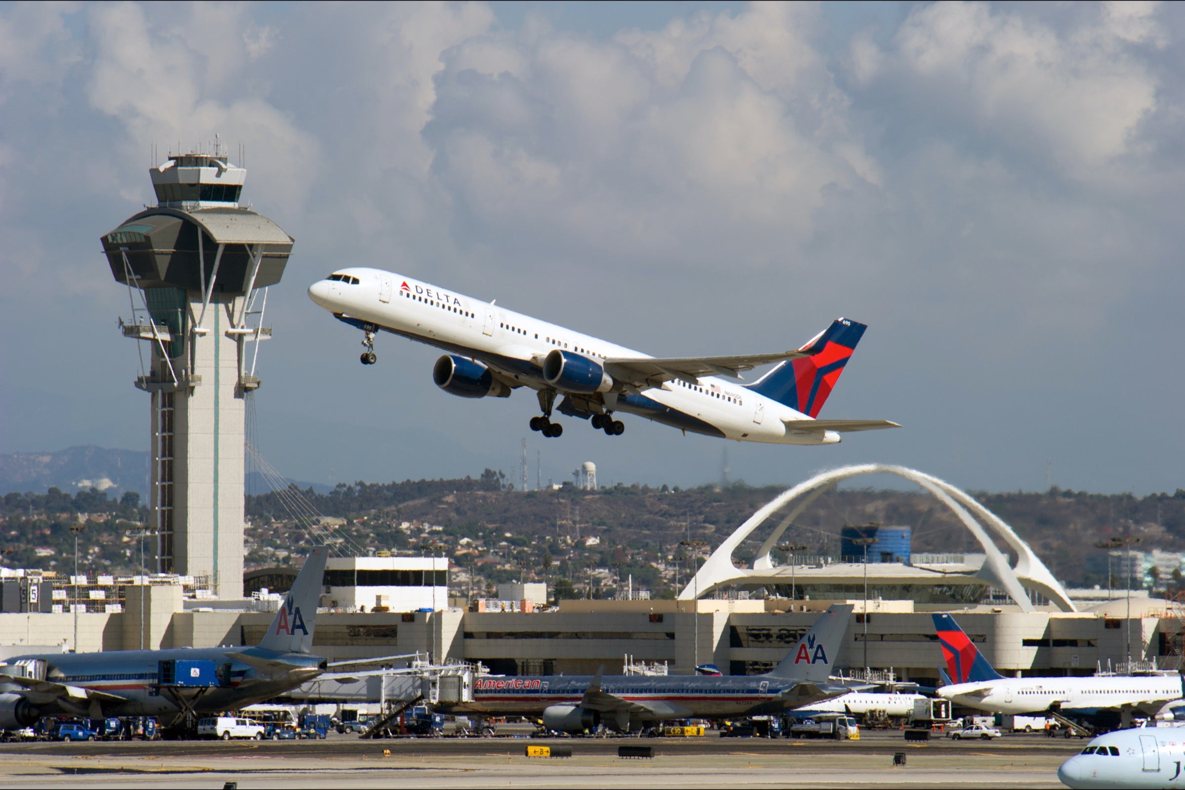 Delta 757 departing LAX airport