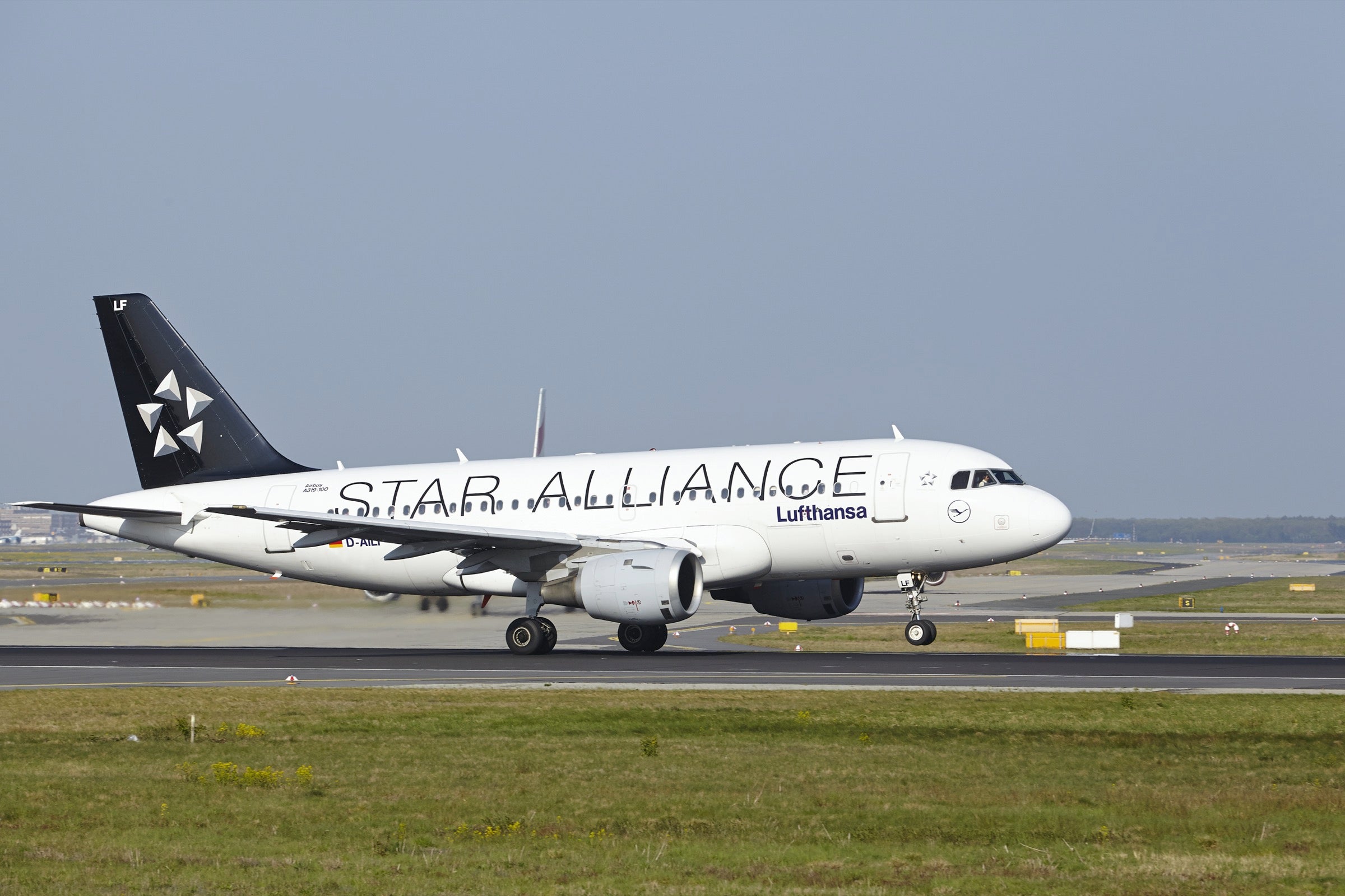 Lufthansa A319 in Star Alliance Livery Taking off at Frankfurt