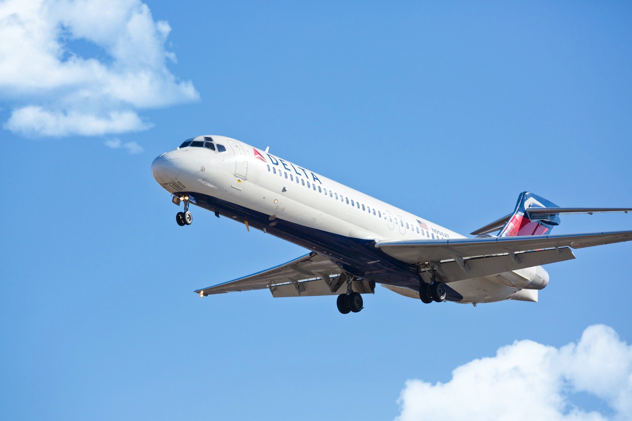 Delta 717 aircraft flying over Chicago Midway International Airport