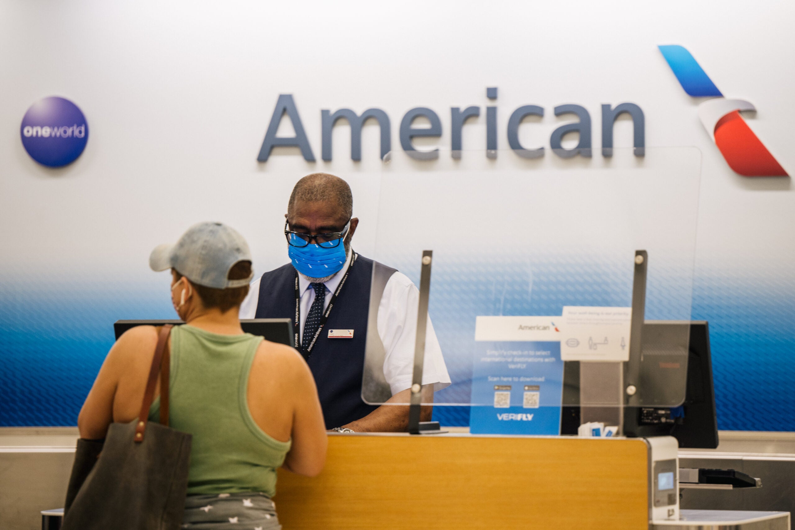 American Airlines mask employee