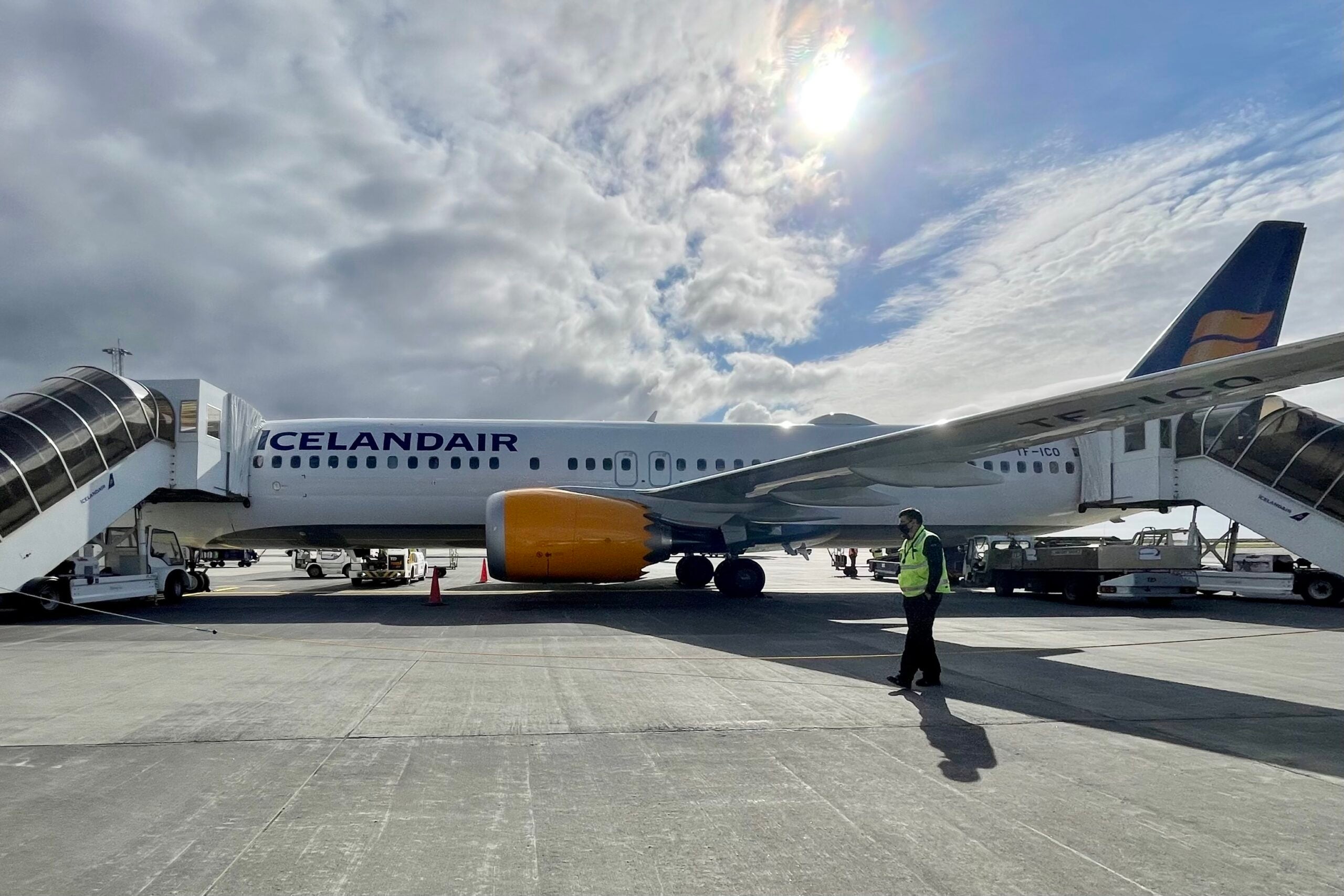 Icelandair 737 MAX vs 767 ZH