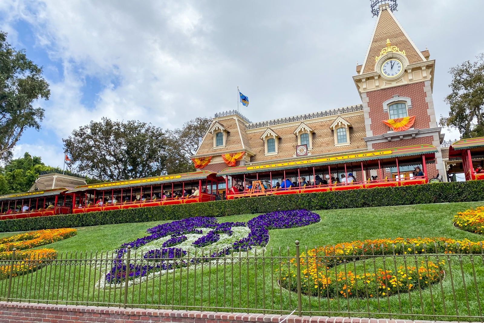 It’s true, Disneyland can be better than Disney World — Here’s 5 times it wins out