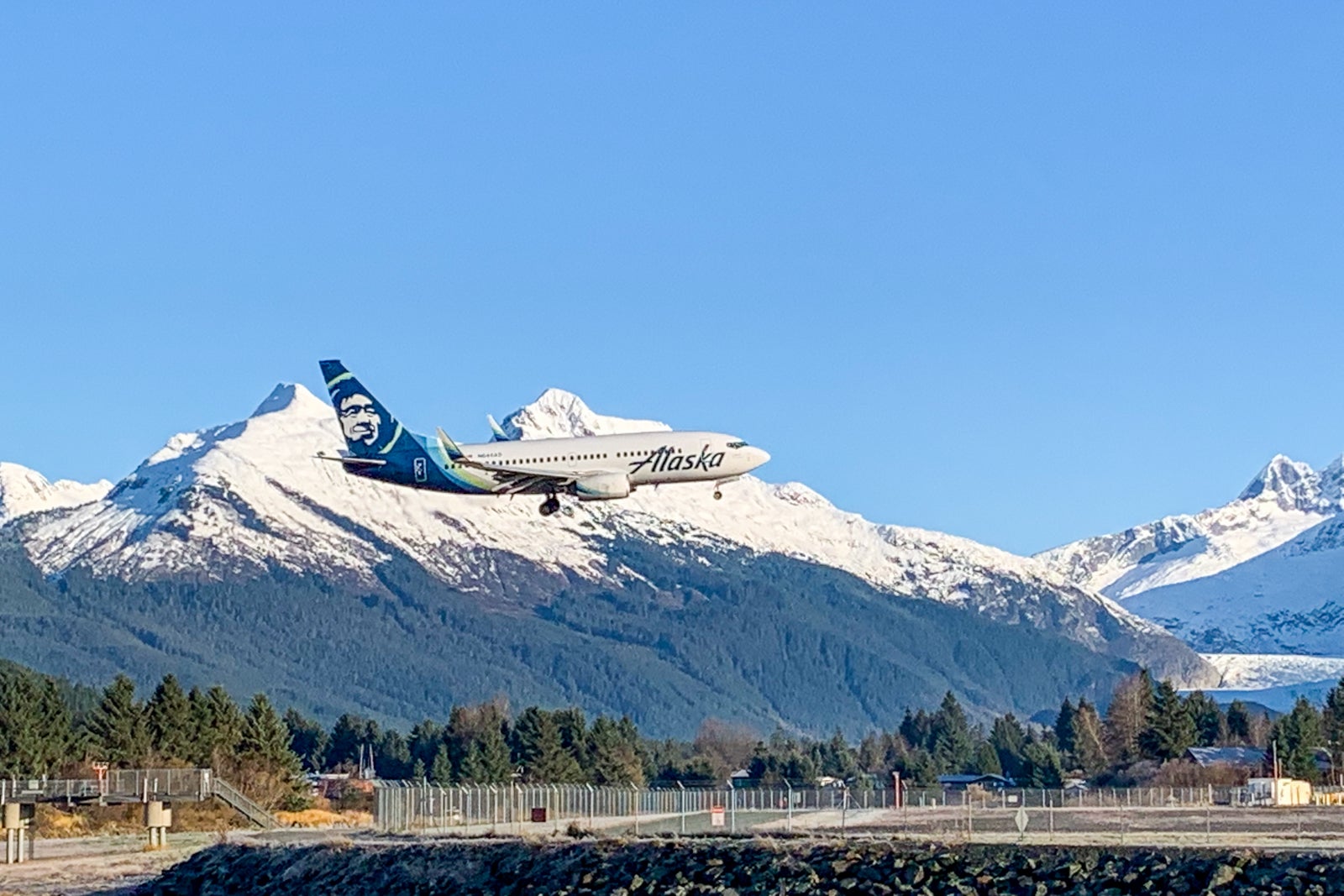 Alaska plane lands at Juneau Airport. 