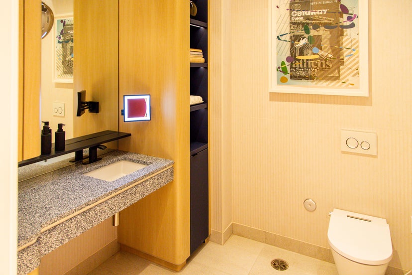 5 distinctive amenities in the Capital One Lounge that impressed me the