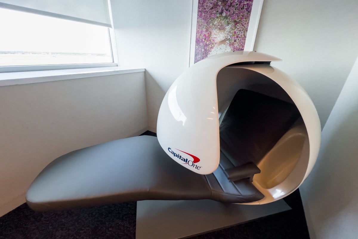 5 distinctive amenities in the Capital One Lounge that impressed me the