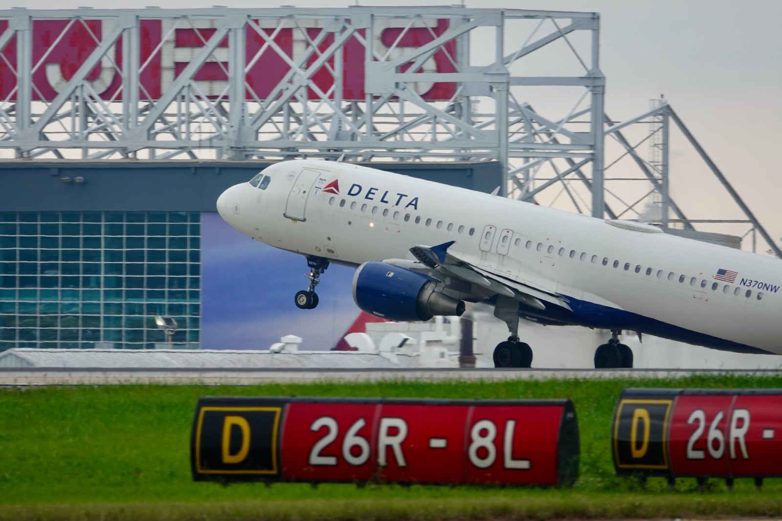 Delta Airbus A320 Takeoff