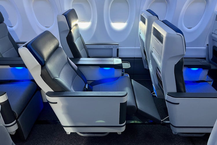 Breeze unveils first 17 Airbus A220 routes with new first-class product ...