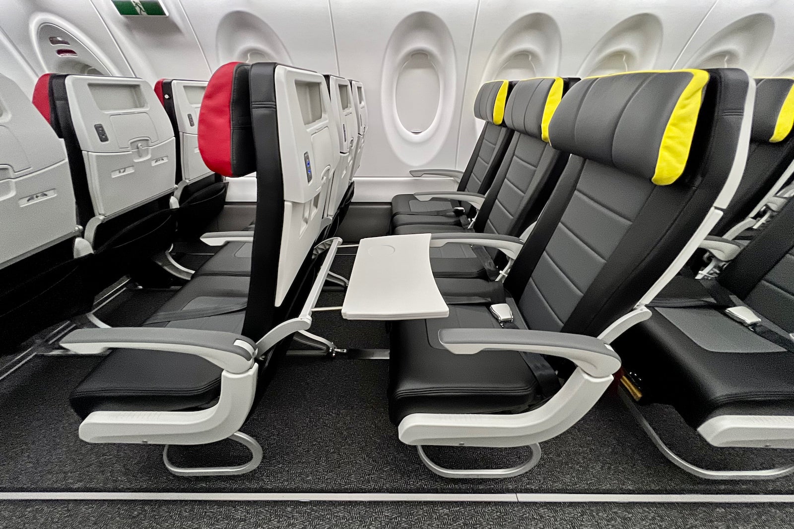 Inside Breeze Airways’ swanky Airbus A220 with 36 first-class recliners ...