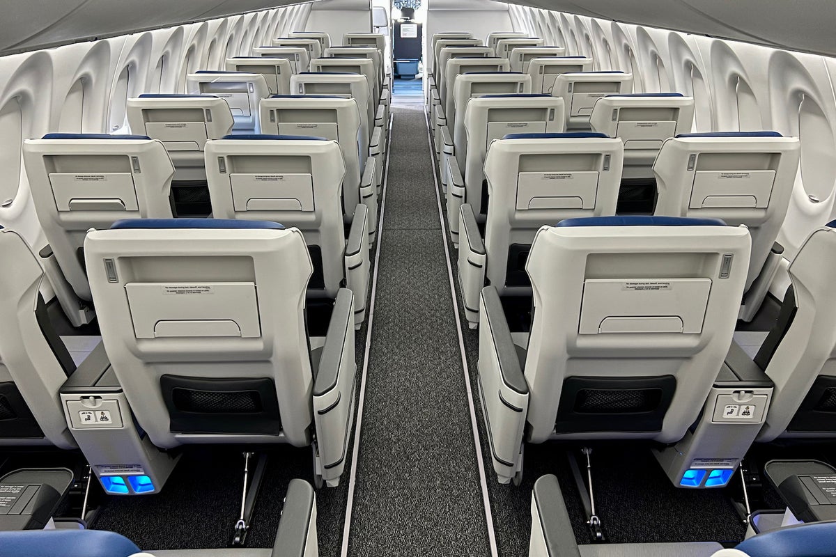 Inside Breeze Airways’ swanky Airbus A220 with 36 first-class recliners ...