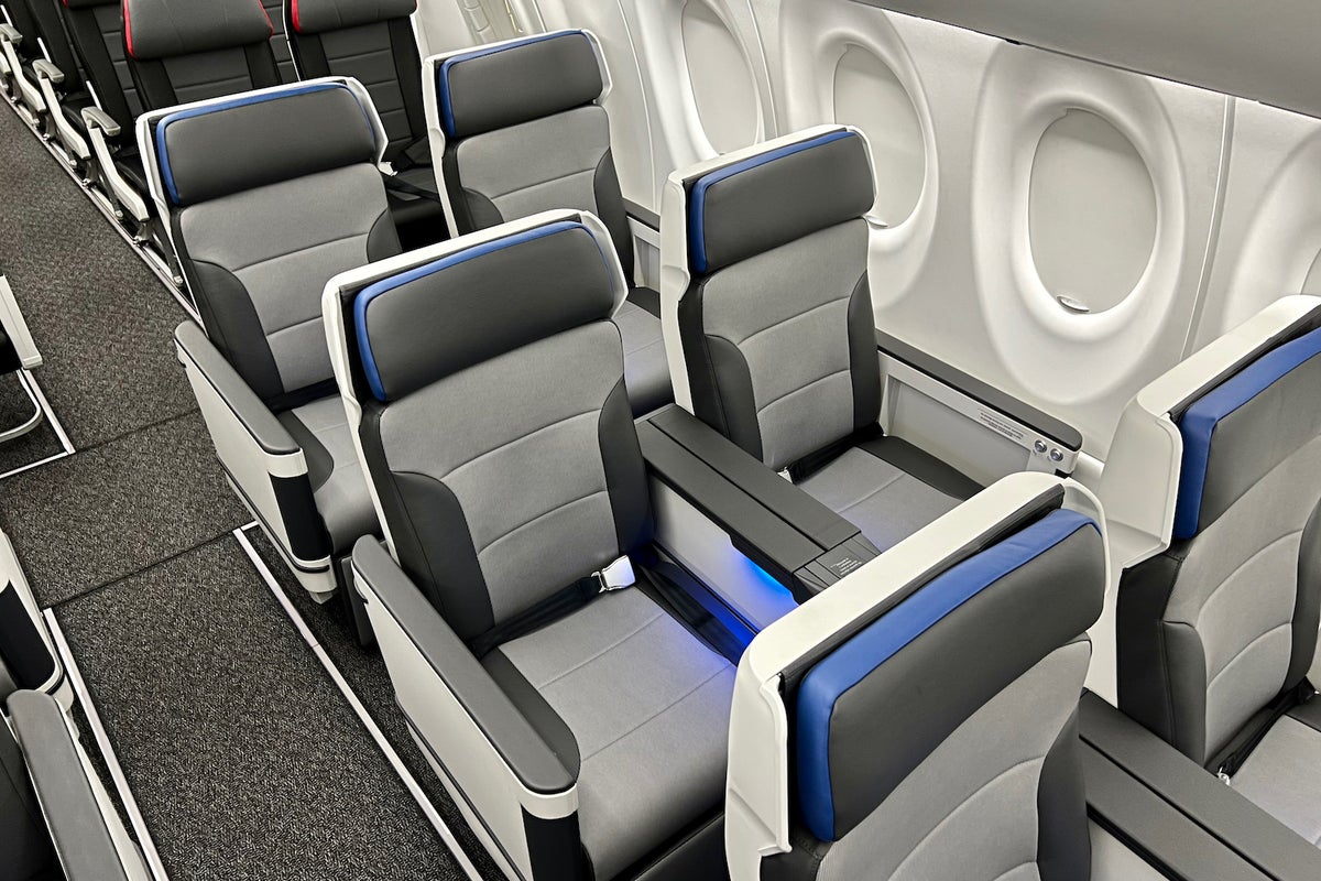 Inside Breeze Airways’ swanky Airbus A220 with 36 first-class recliners ...