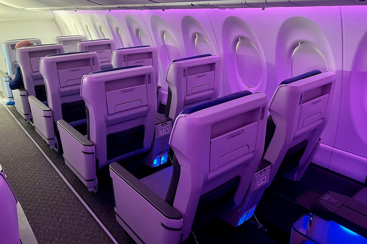 Inside Breeze Airways’ swanky Airbus A220 with 36 first-class recliners ...