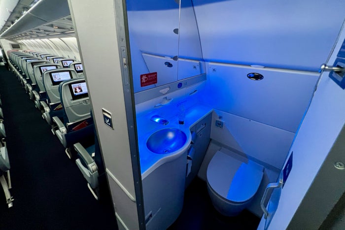 Inside Deltas Retrofitted Airbus A330 With Fancy Cabin Upgrades 8035